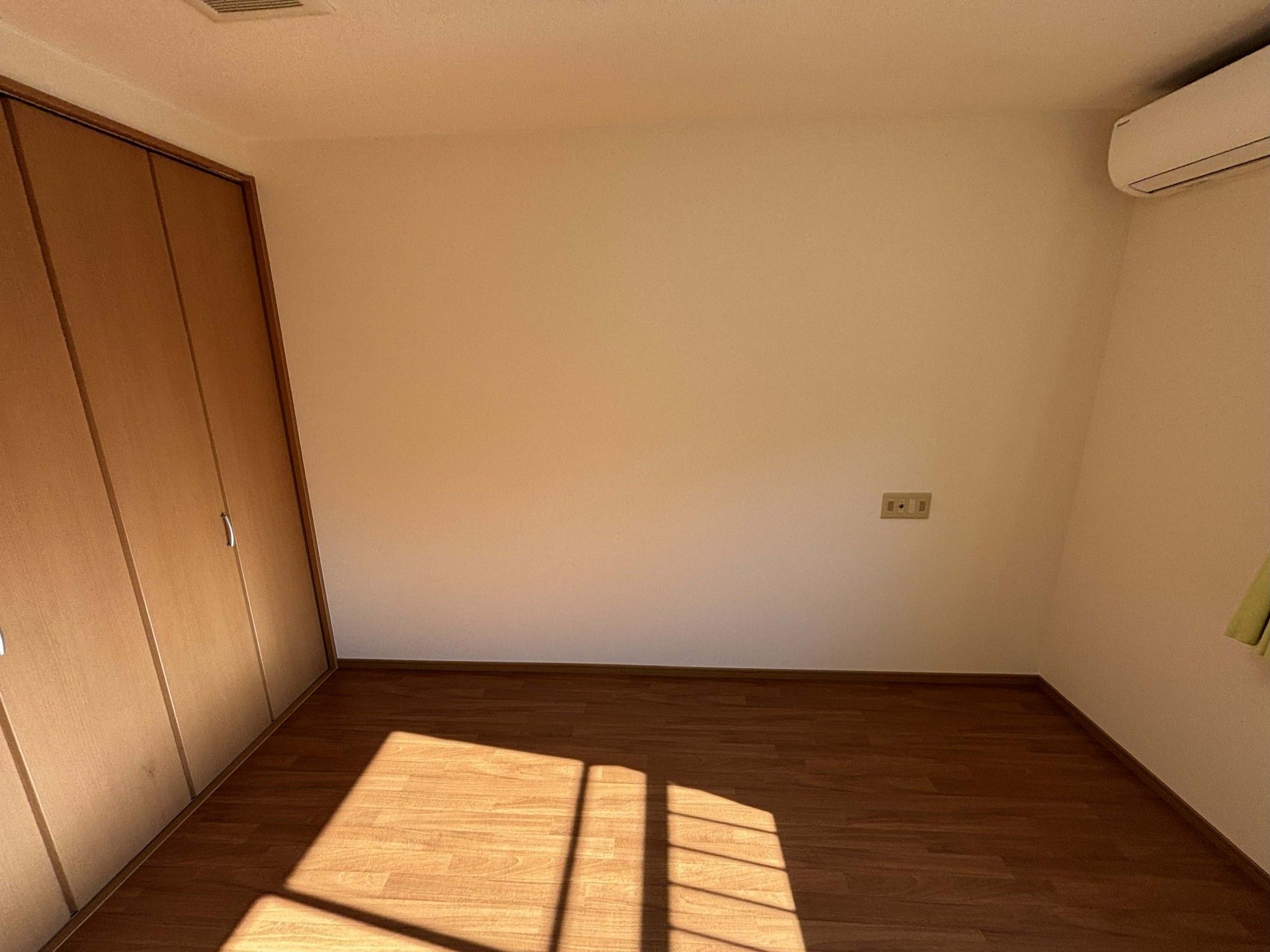 日差しが差し込む部屋