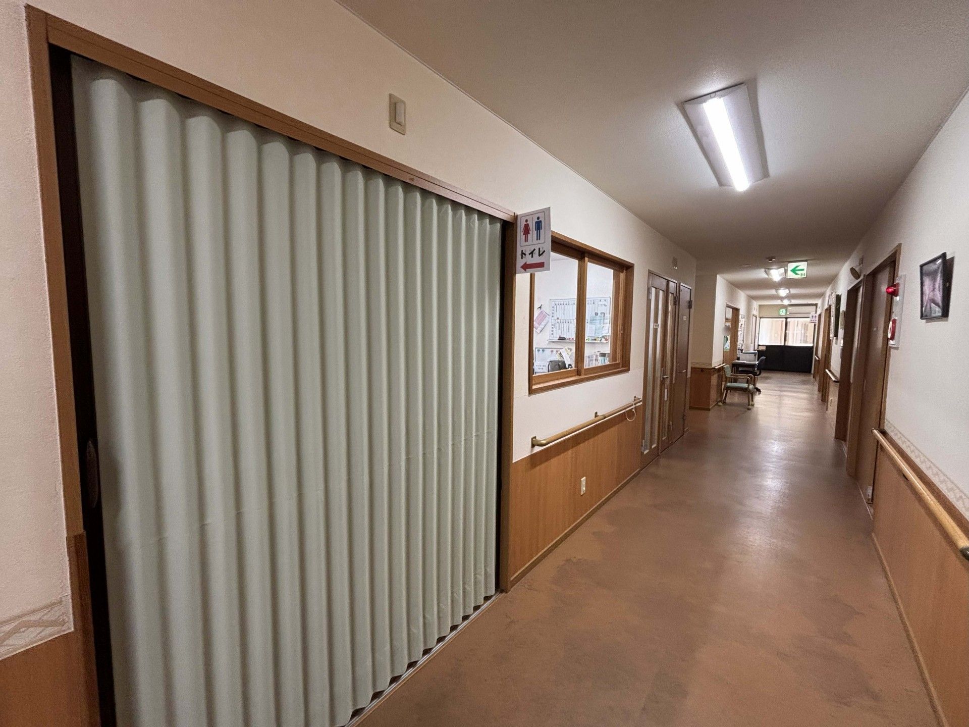 長い廊下とトイレの入口