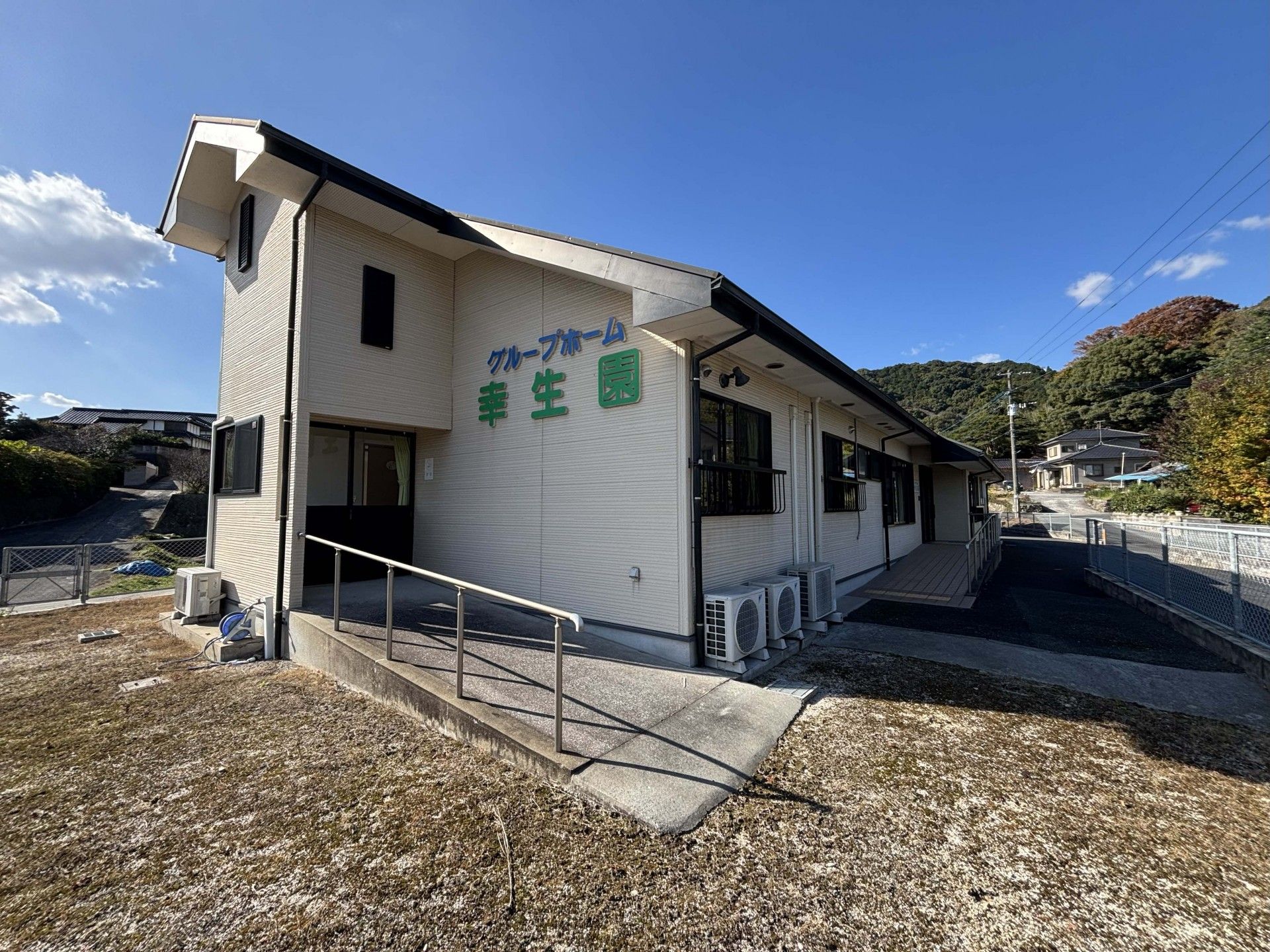 緑豊かな建物外観