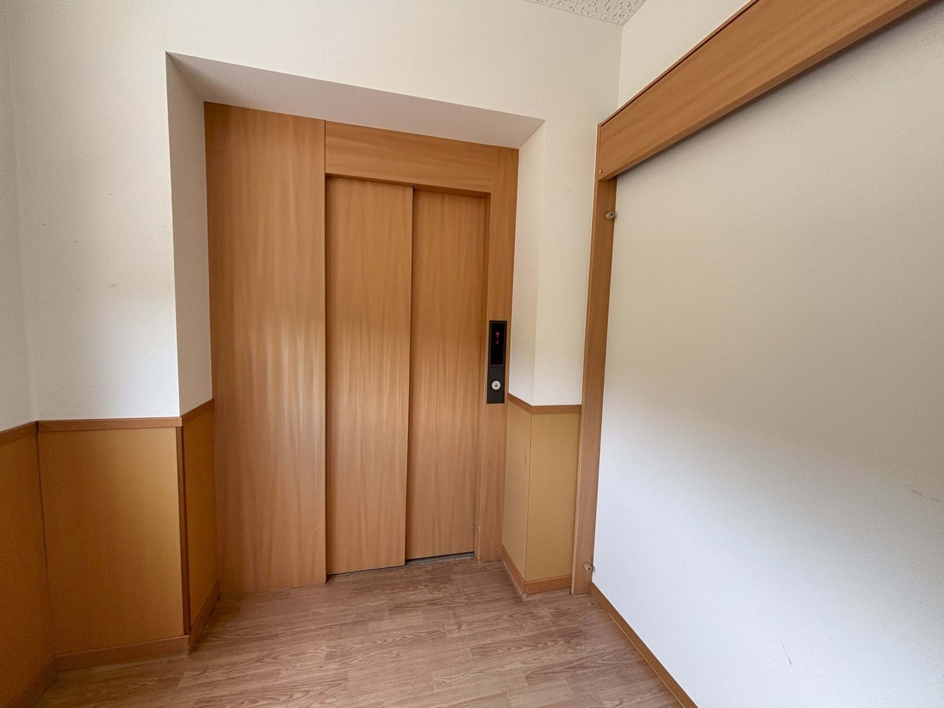 木目調のエレベーター
