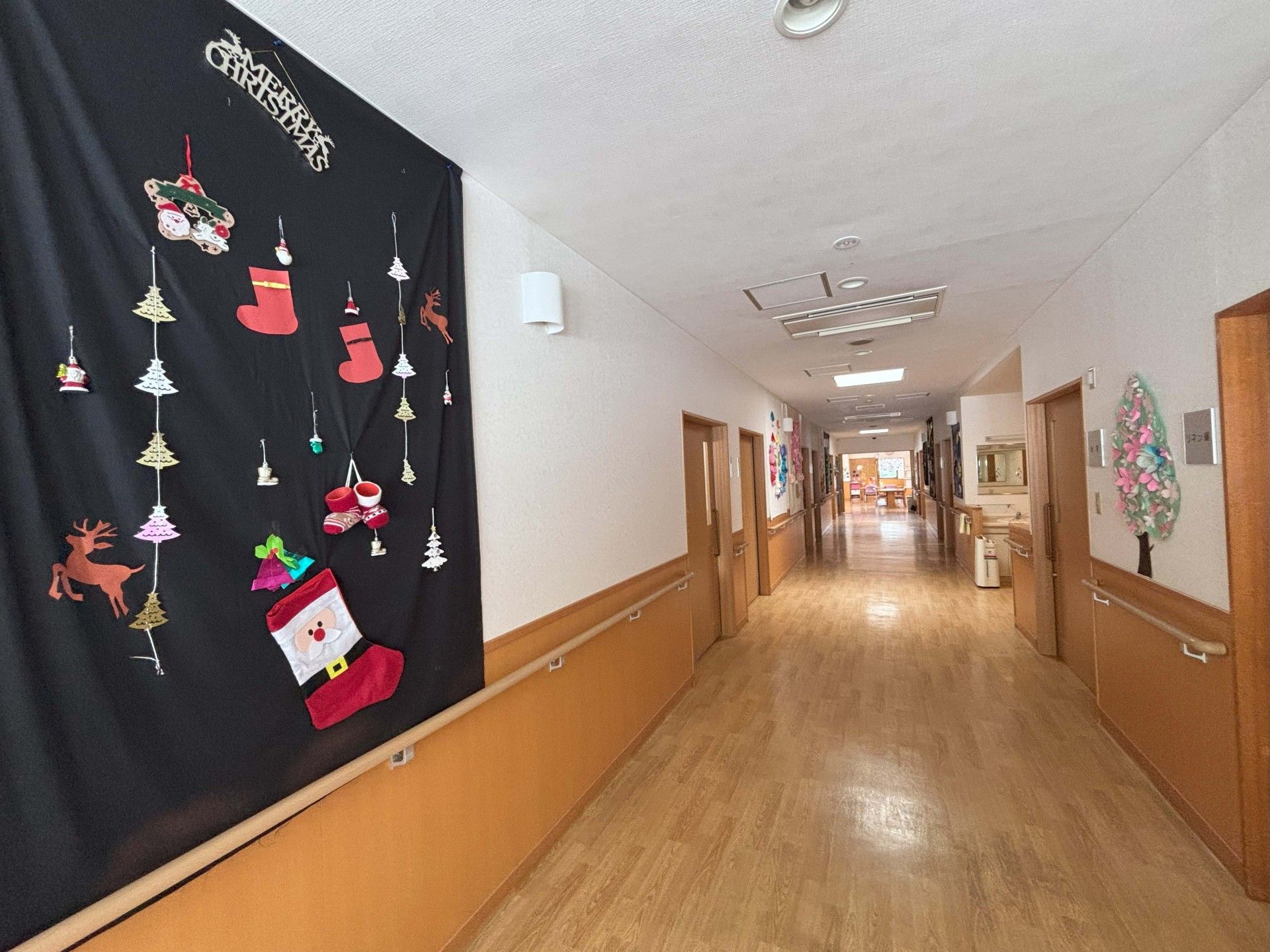 季節の飾りがある廊下