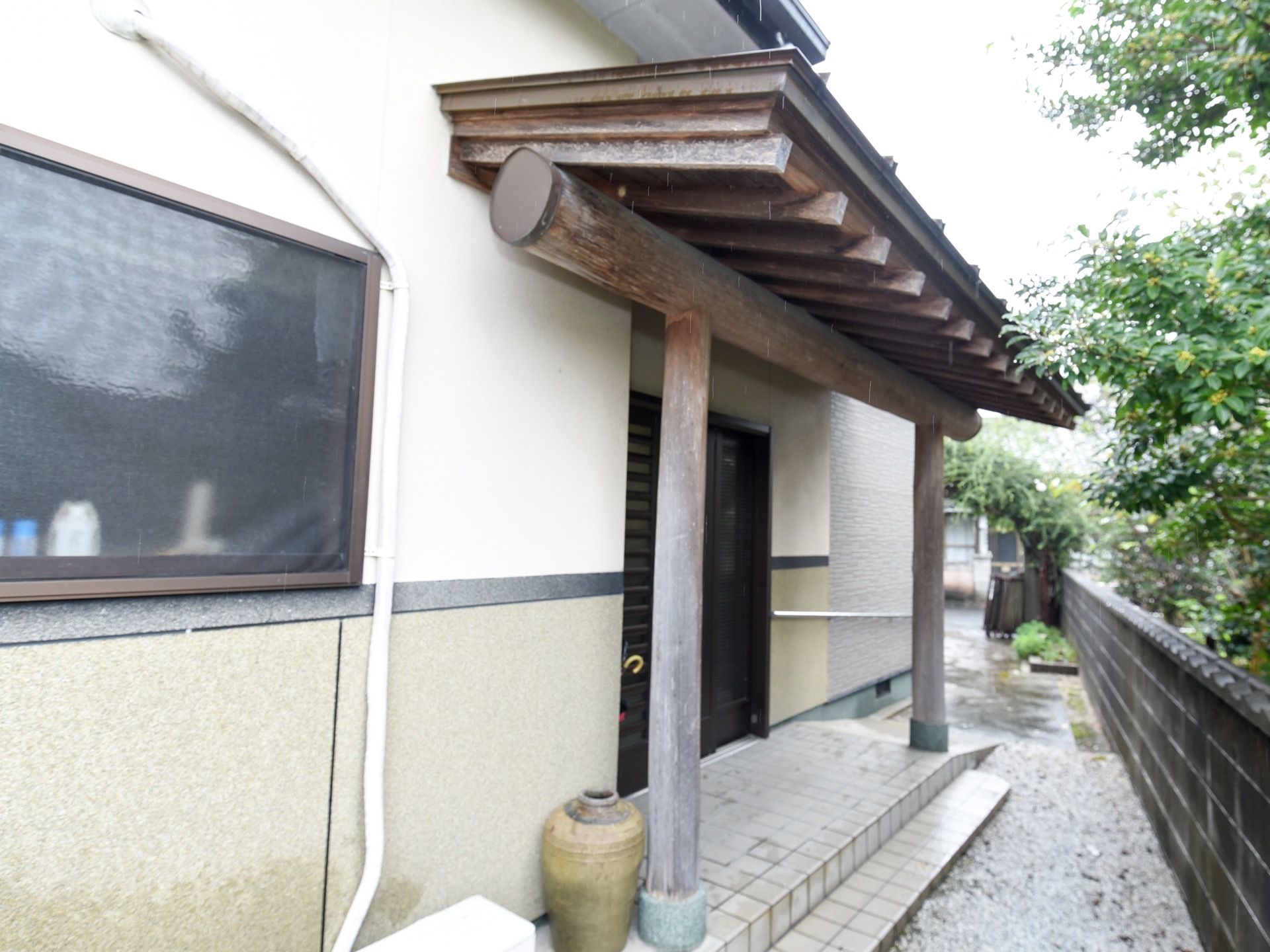 玄関の前には、木の柱の上につけられた屋根が設置されている。雨や強い日差しを防ぐことができるので便利である。