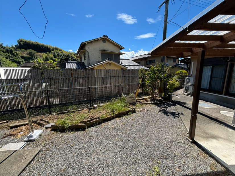 庭園付きの明るい施設外観