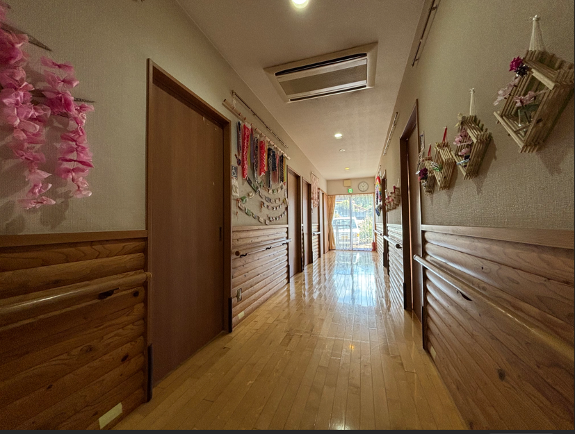 温もりある廊下の風景