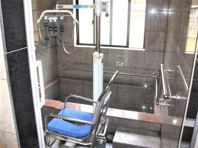 介護用設備が整っている浴室の様子。座った姿勢を保てる器具が取り付けてある