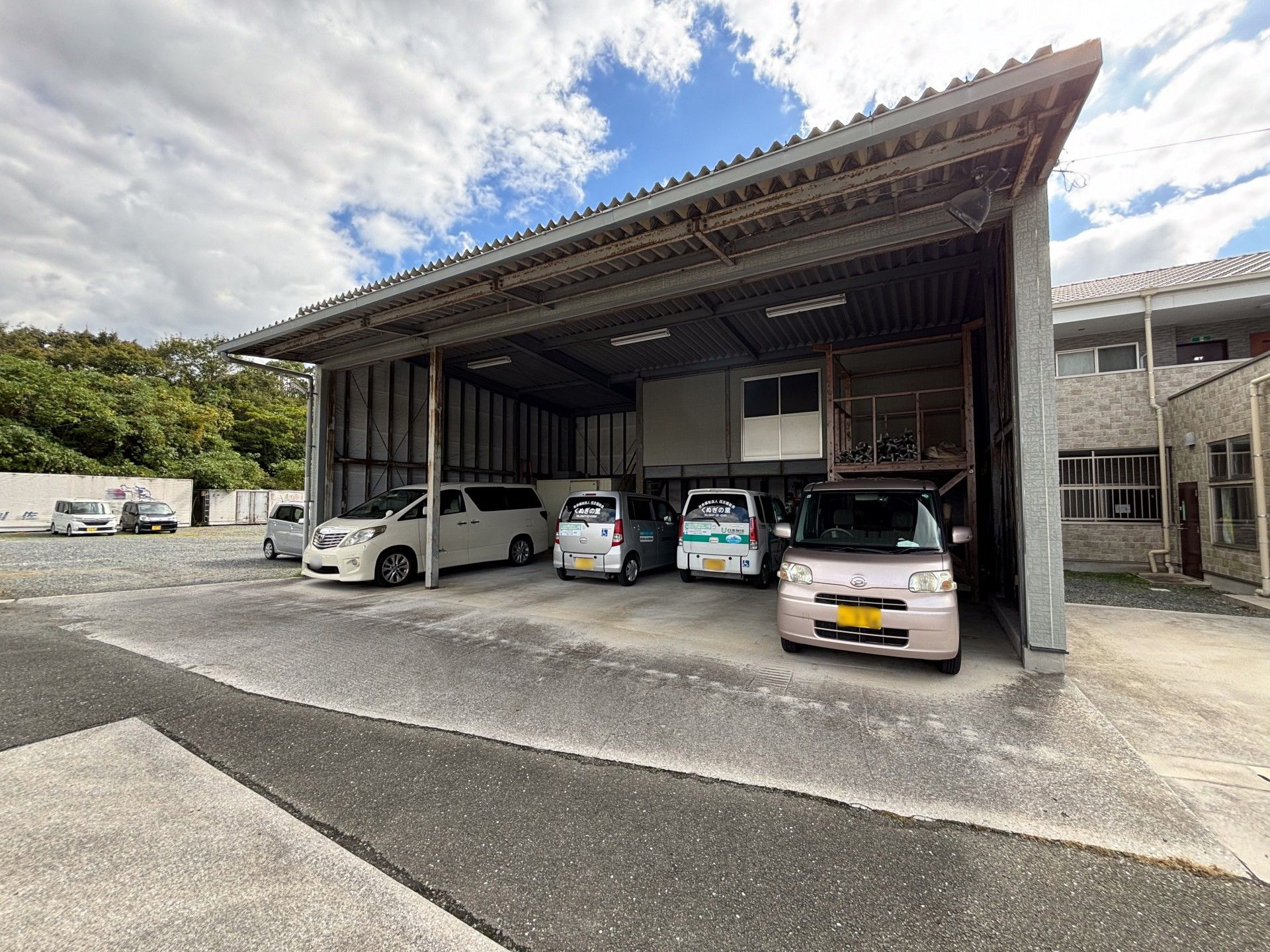 広々とした駐車場
