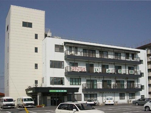 白を基調とした4階建ての建物は各フロアにベランダが付いている。玄関には車寄せがあり、広い駐車場が付いている。