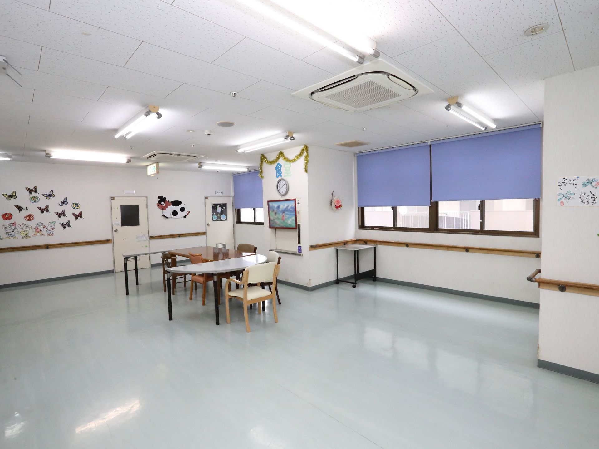 椅子やテーブルが設置され、コミュニケーションなどで利用されている共有スペース