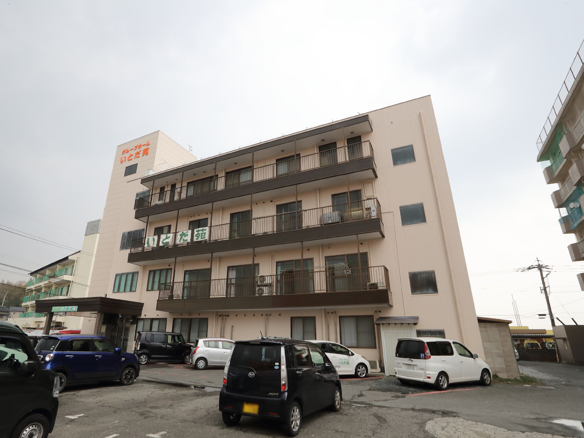 落ち着いた色合いで、白をベースにしたお洒落な外観