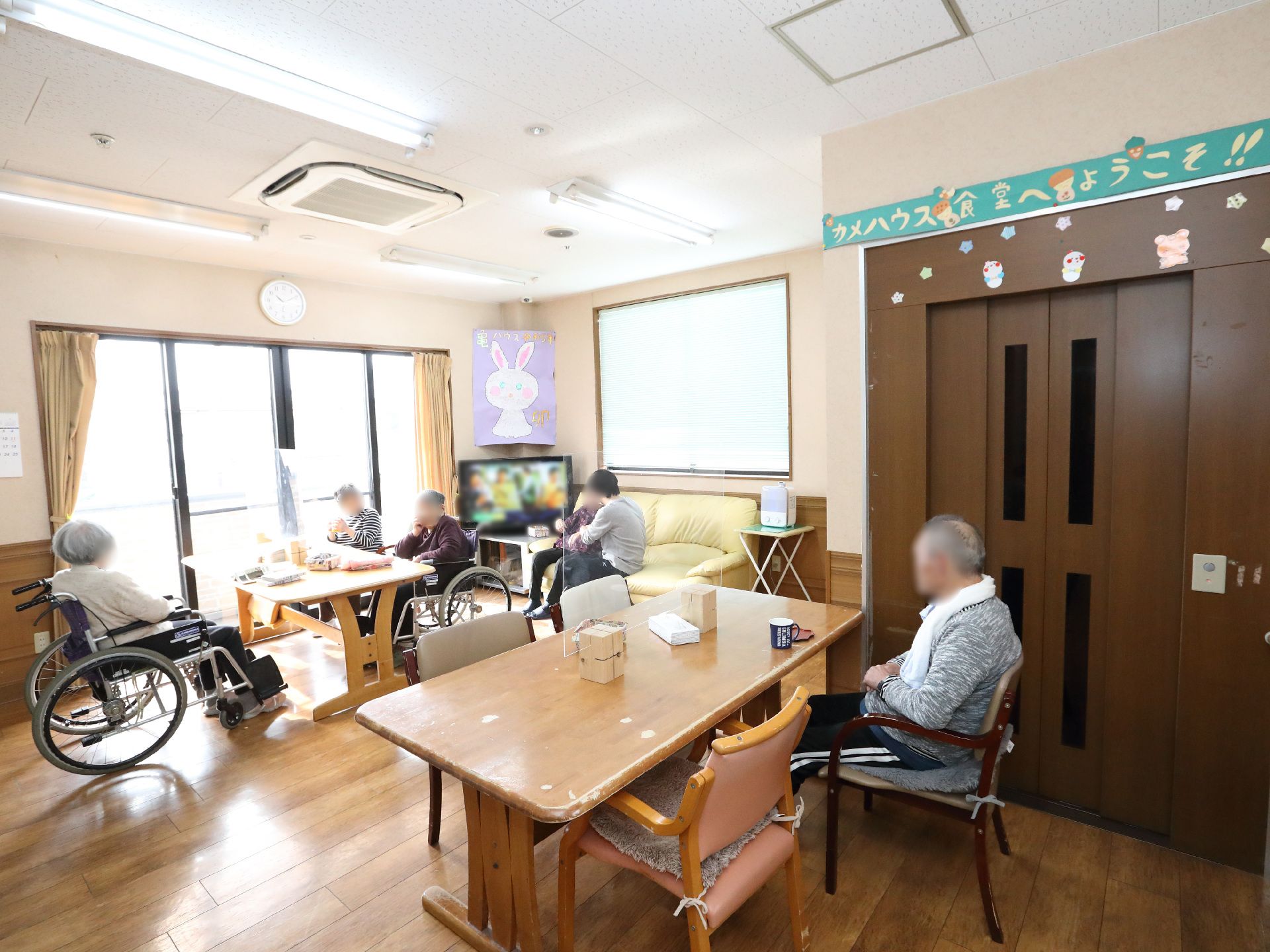 広いスペースがあり、椅子が並べられている共有スペース