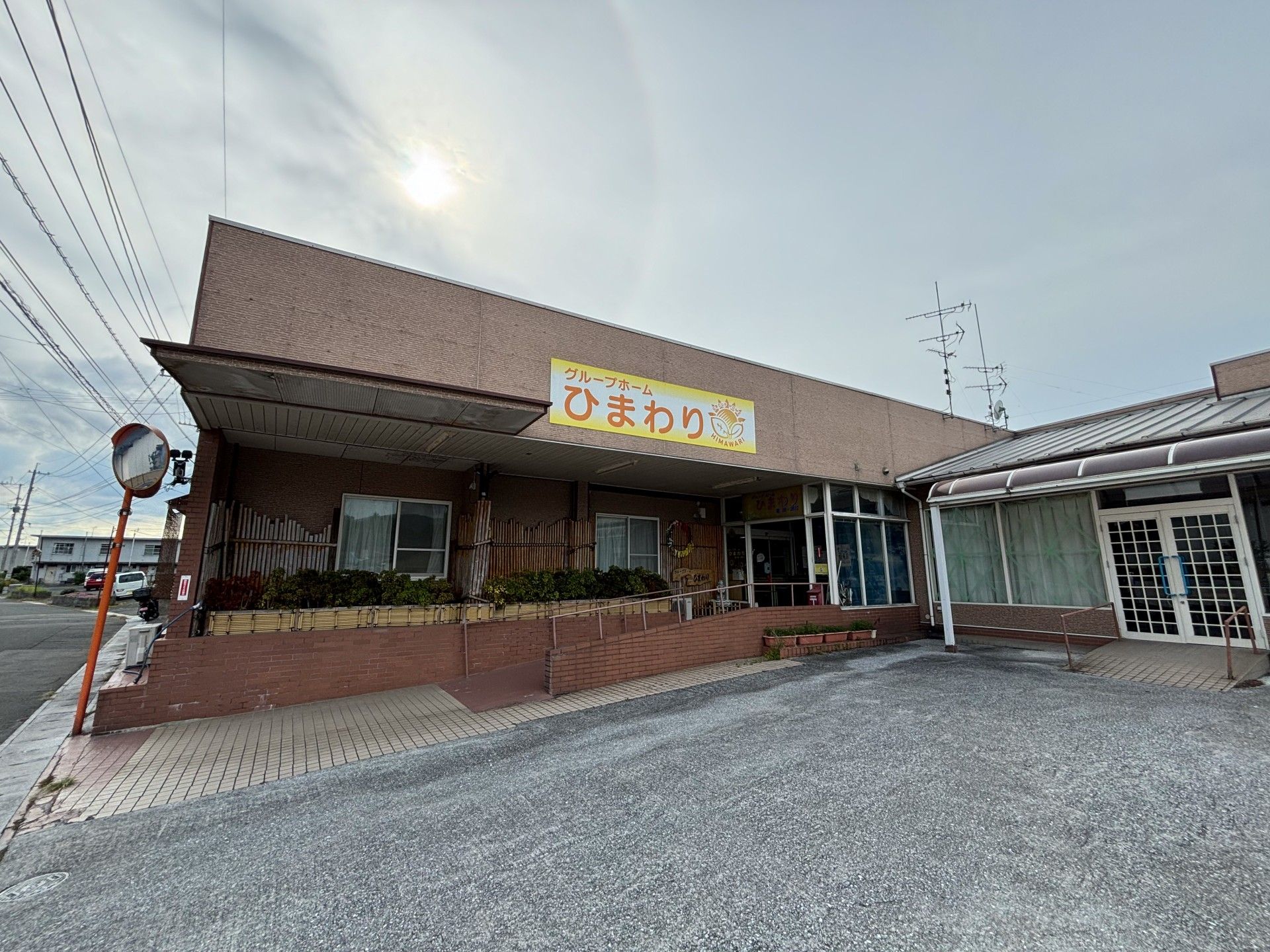 ゆったりとした入口の建物