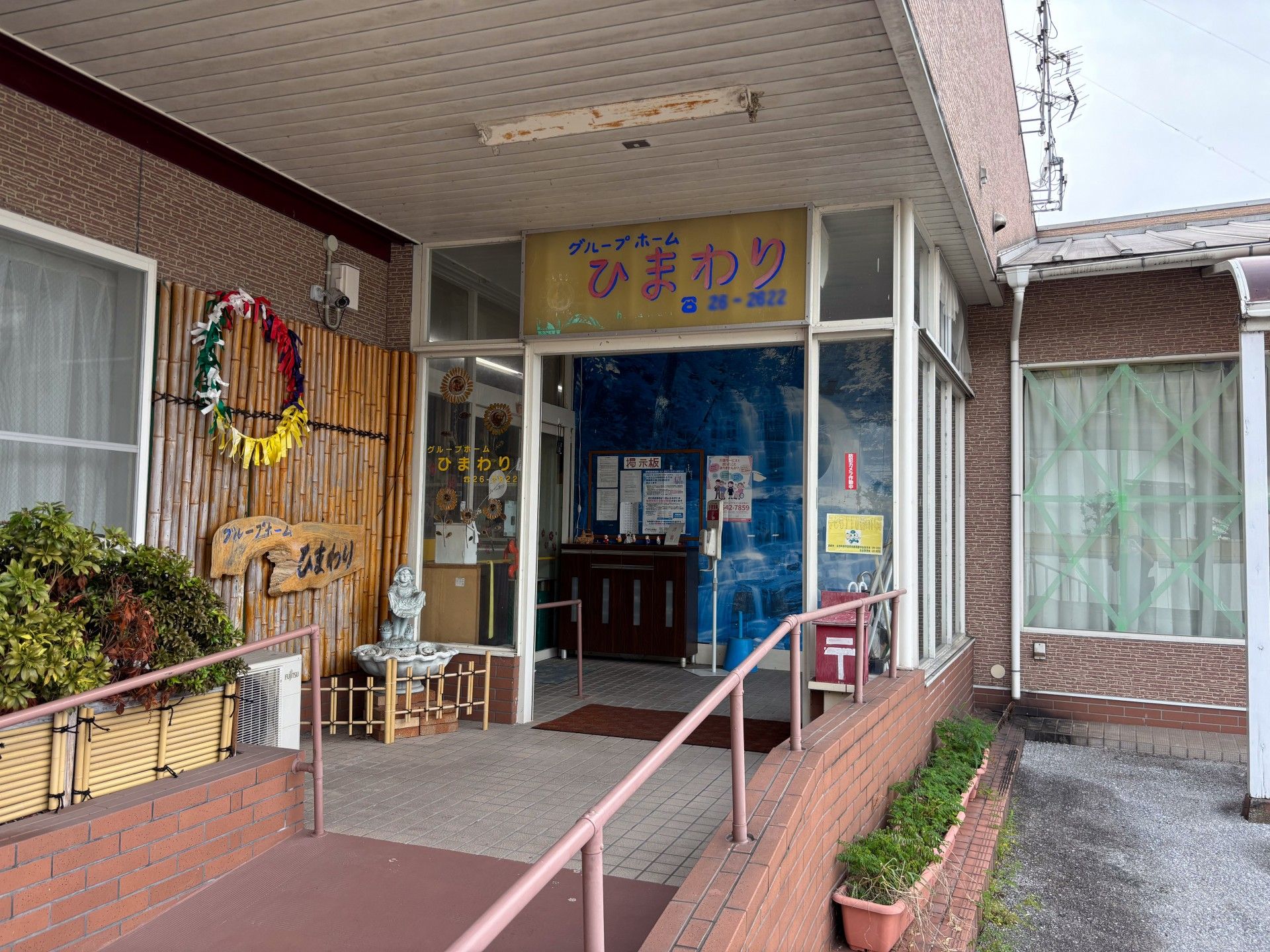 入口が広い施設の玄関