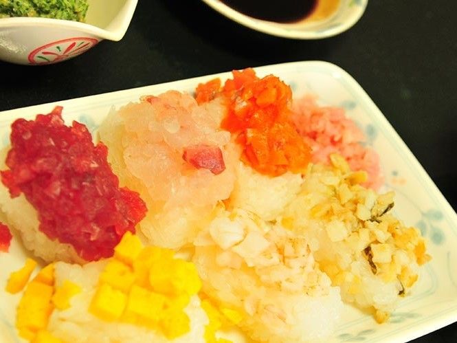 食べやすいようにネタが刻んである握りずしが並んでいるメニューの写真。色鮮やかな海鮮が並んでいる様子