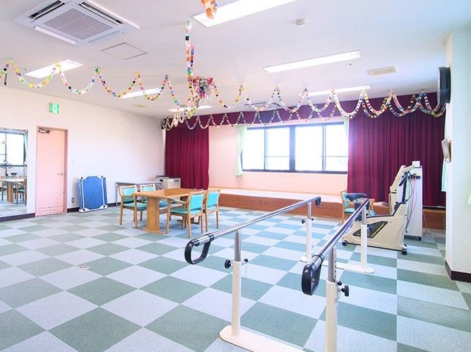 格子状のじゅうたんが敷いてあるトレーニングルームの様子。窓から明るい日差しが差し込んでいる
