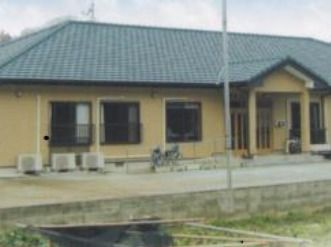 瓦屋根の平屋建ての建物は一般の家庭に近い雰囲気。