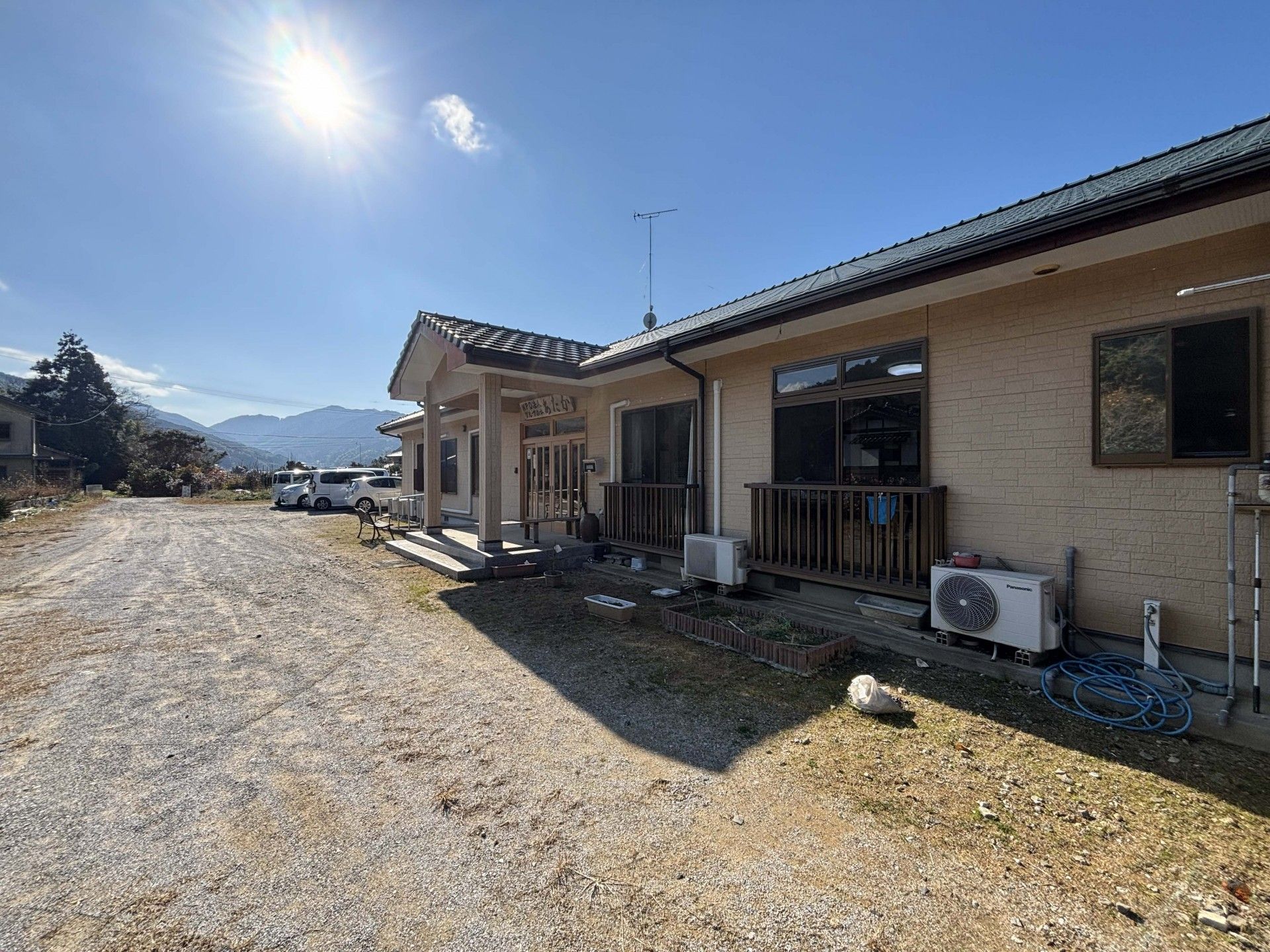 日差しが差し込む建物の外観