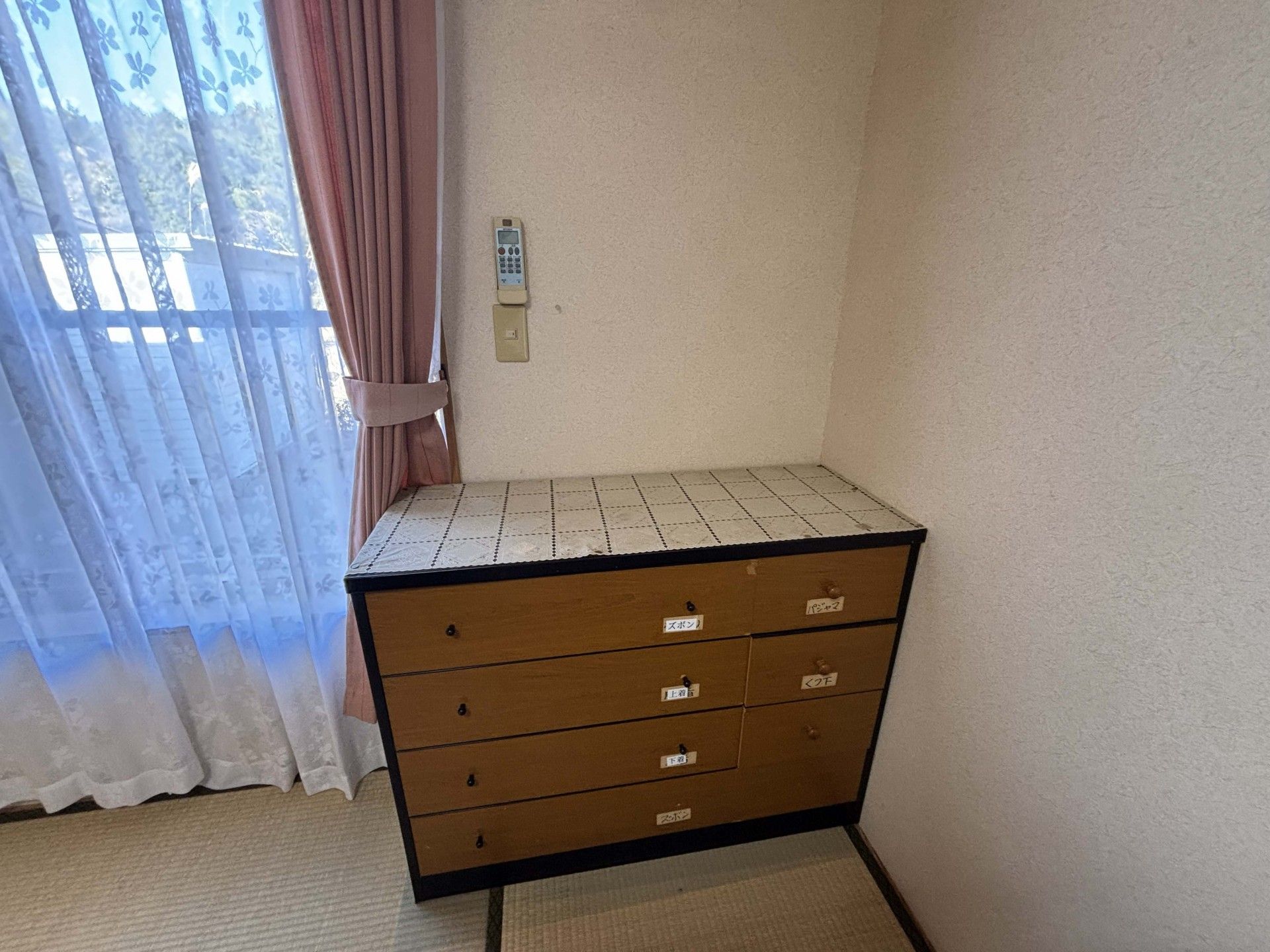 窓際の収納スペース