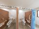 バリアフリー設計のトイレ空間