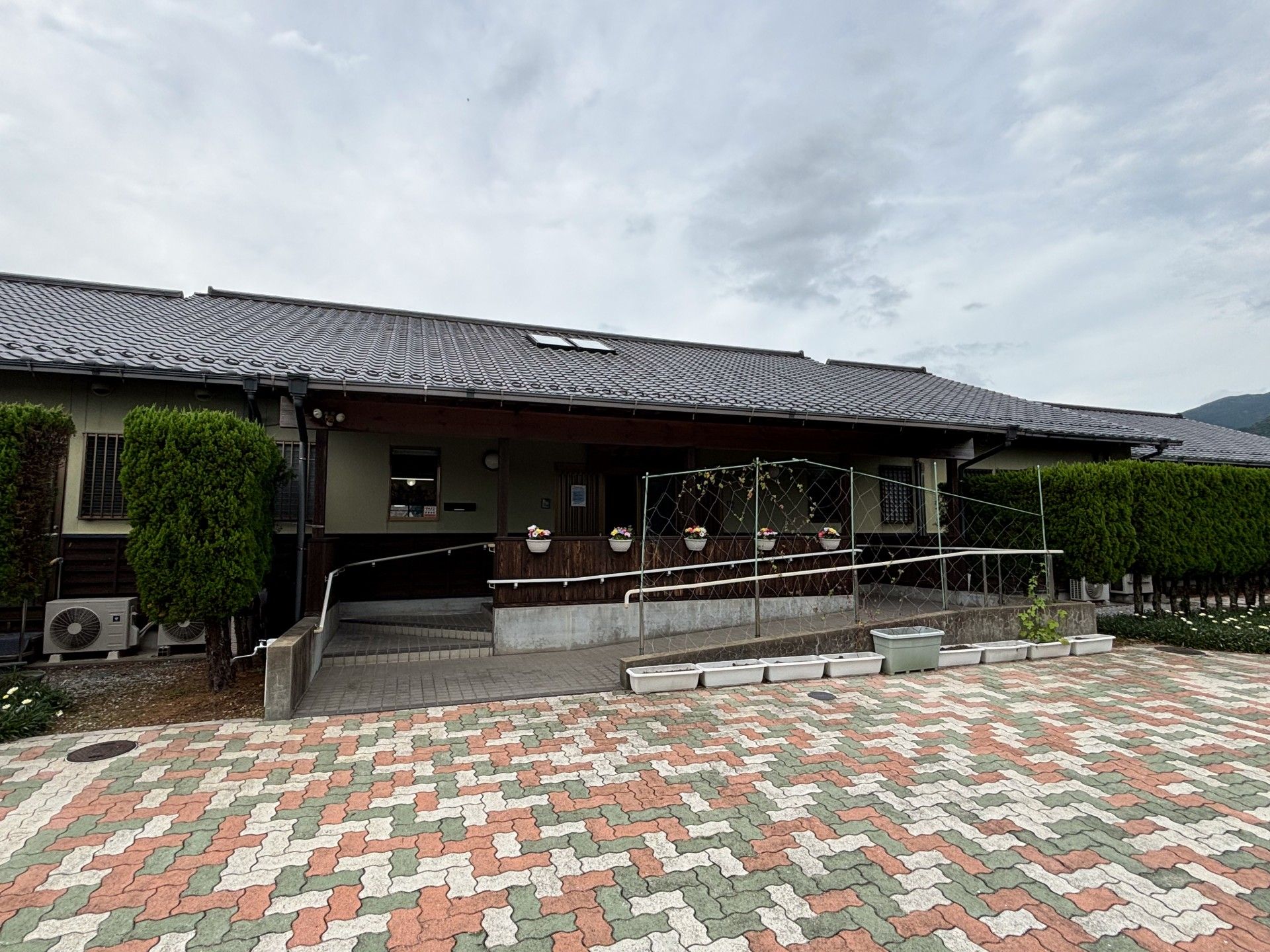 ゆったりとした施設の外観