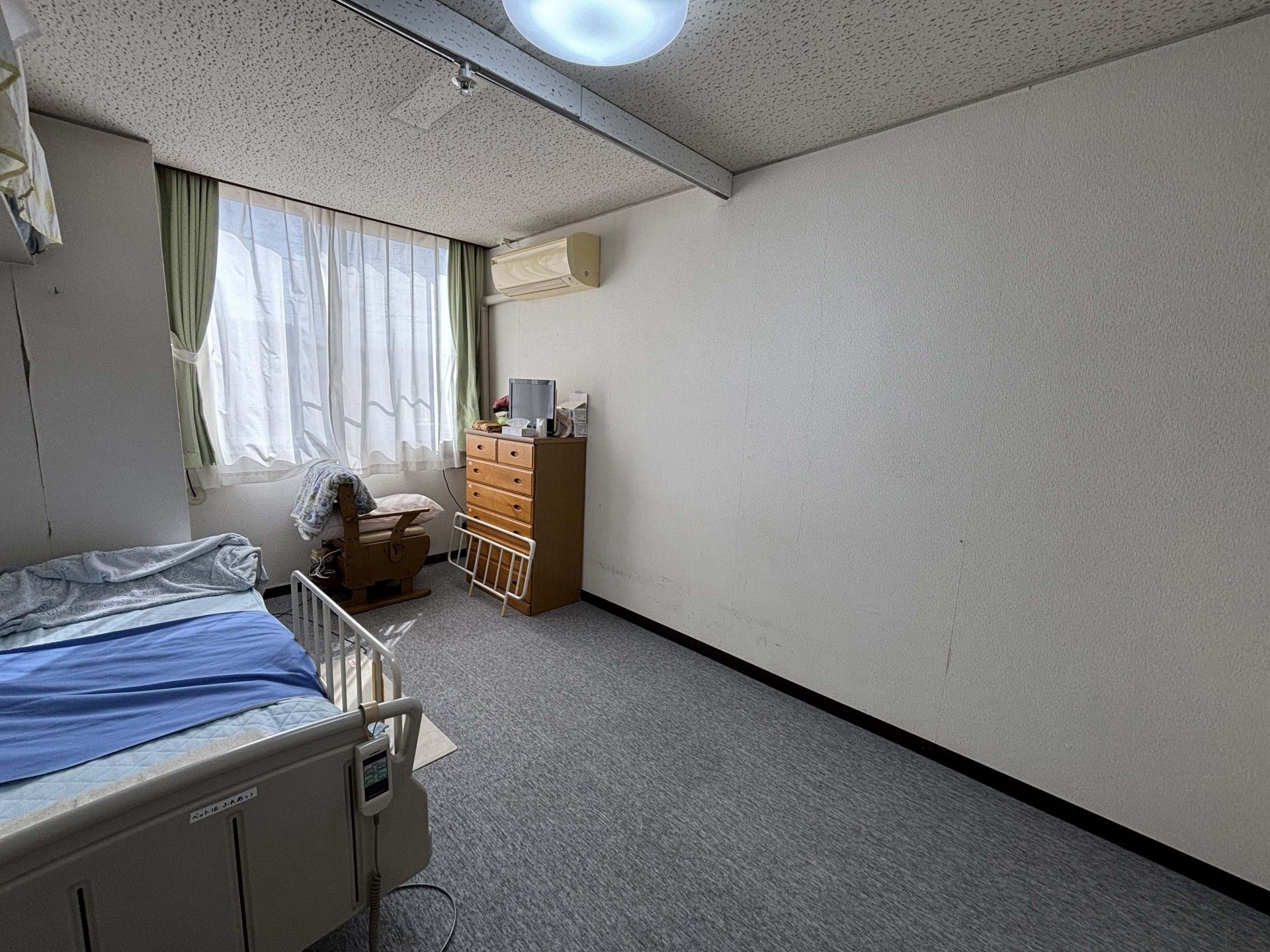窓際のベッドと家具