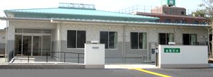 明るい外観の建物