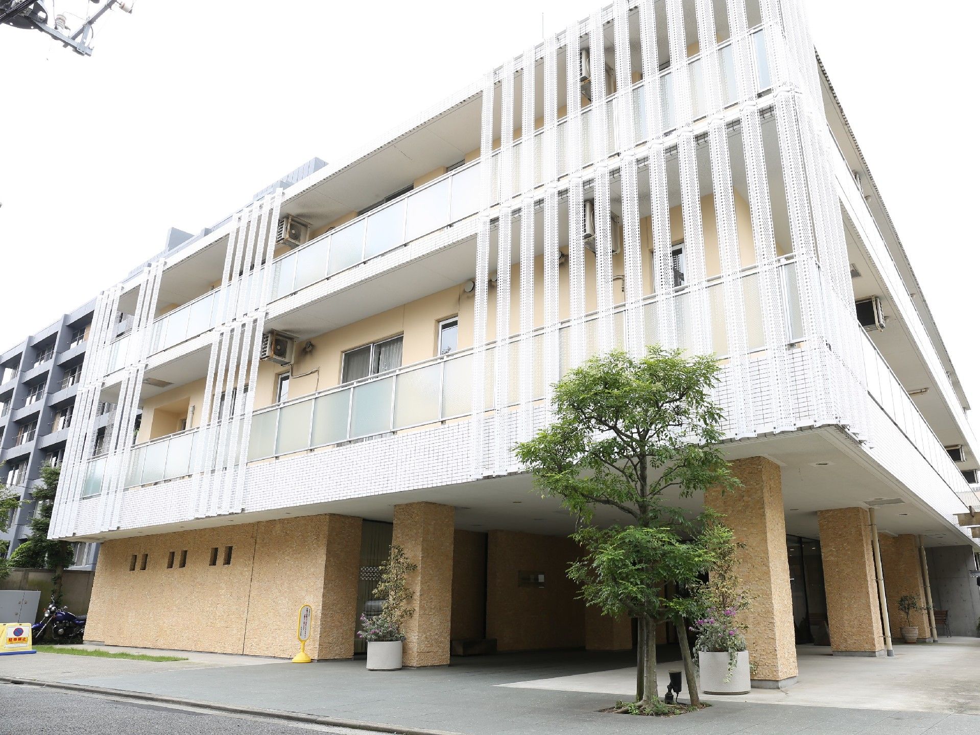 せらび恵比寿の外観。恵比寿の閑静な住宅地に立地し、圧倒的な存在感を誇るおしゃれな外観です。