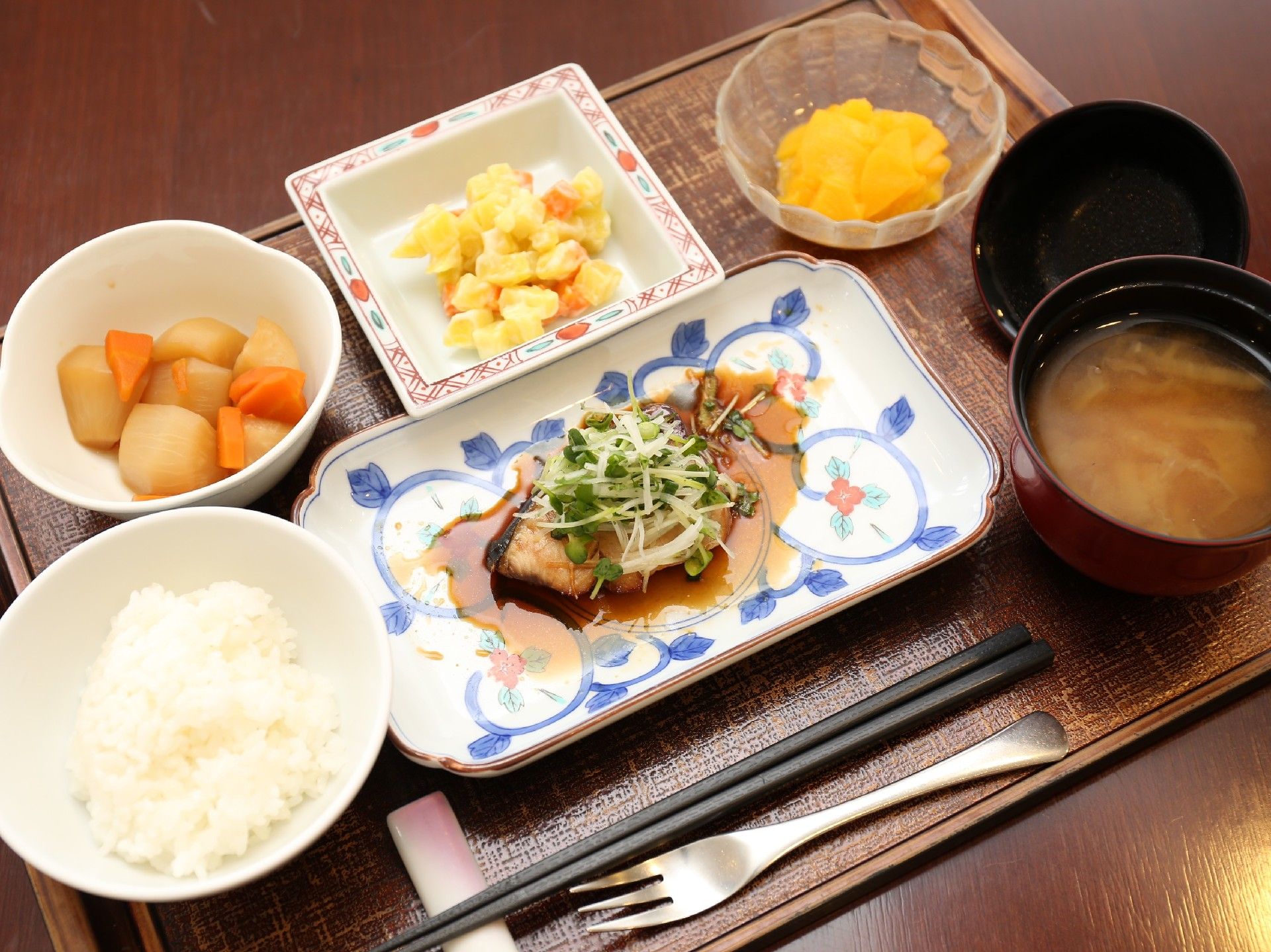 せらび恵比寿の食事。栄養バランスのとれたできたてのお食事を提供いたします。