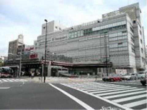 施設から徒歩圏内に最寄り駅がある。大型商業施設が併設されているので、衣類や生活用品を買うのに利用できる。