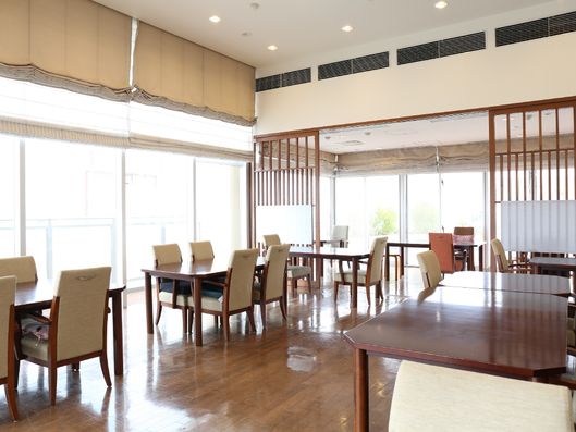 窓が多く明るいリビング