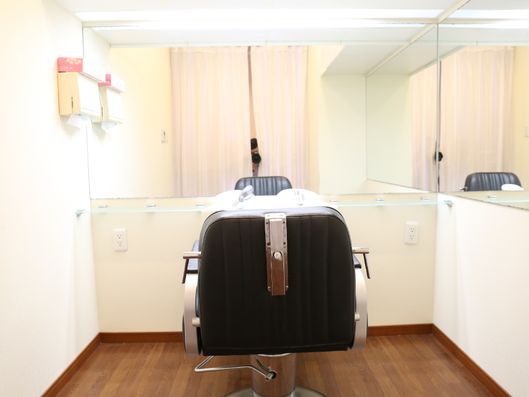 椅子の後ろから見た洗髪用洗面台