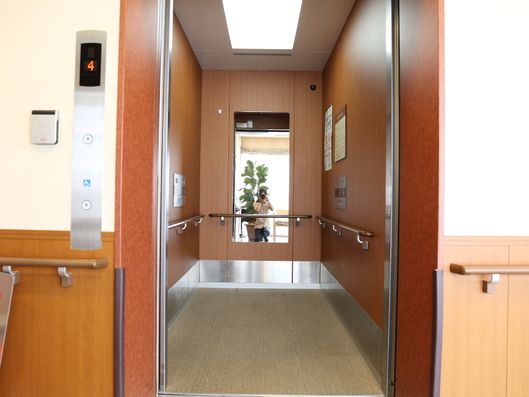 奥行きのあるエレベーター内部