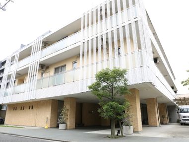 施設はコンクリート造り4階建ての建物。ベージュ系の柱や壁に、半透明の手すり壁などですっきりした印象である。