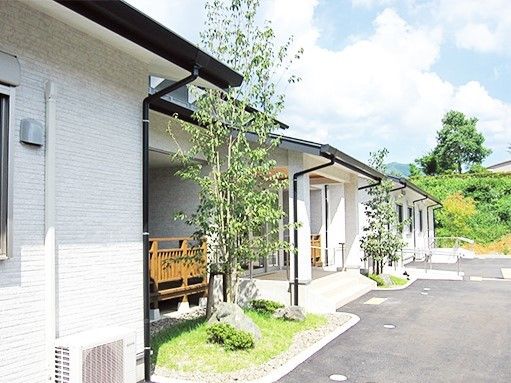 平屋建ての家のような外観の建物。グループホームほしのさとの外側部分
