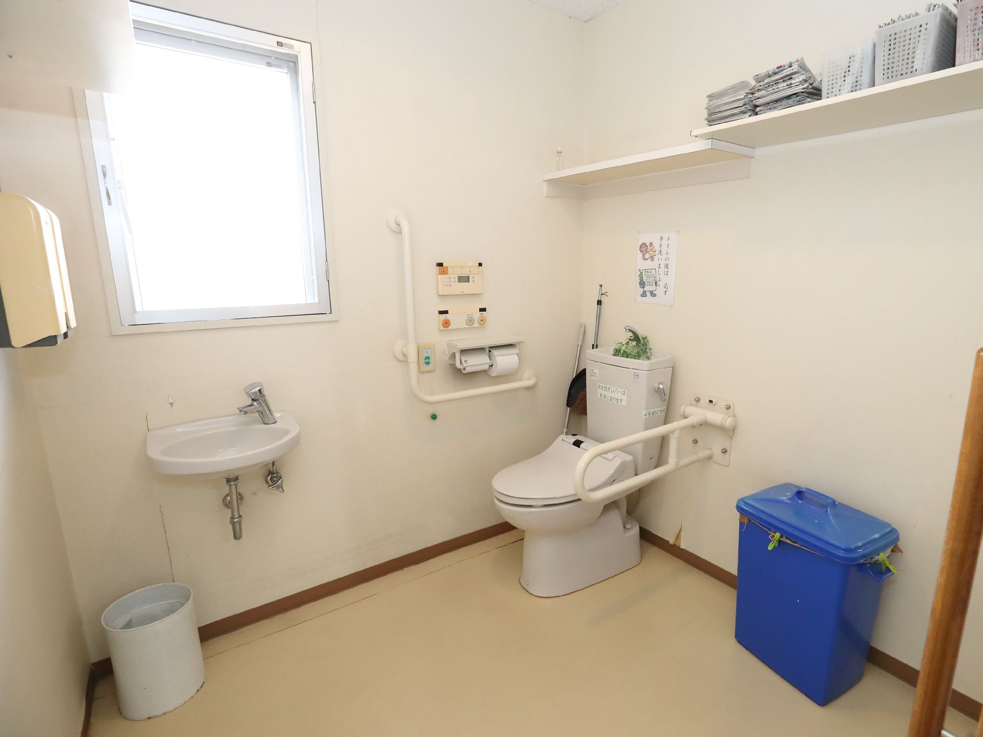 窓や洗面台のあるトイレ