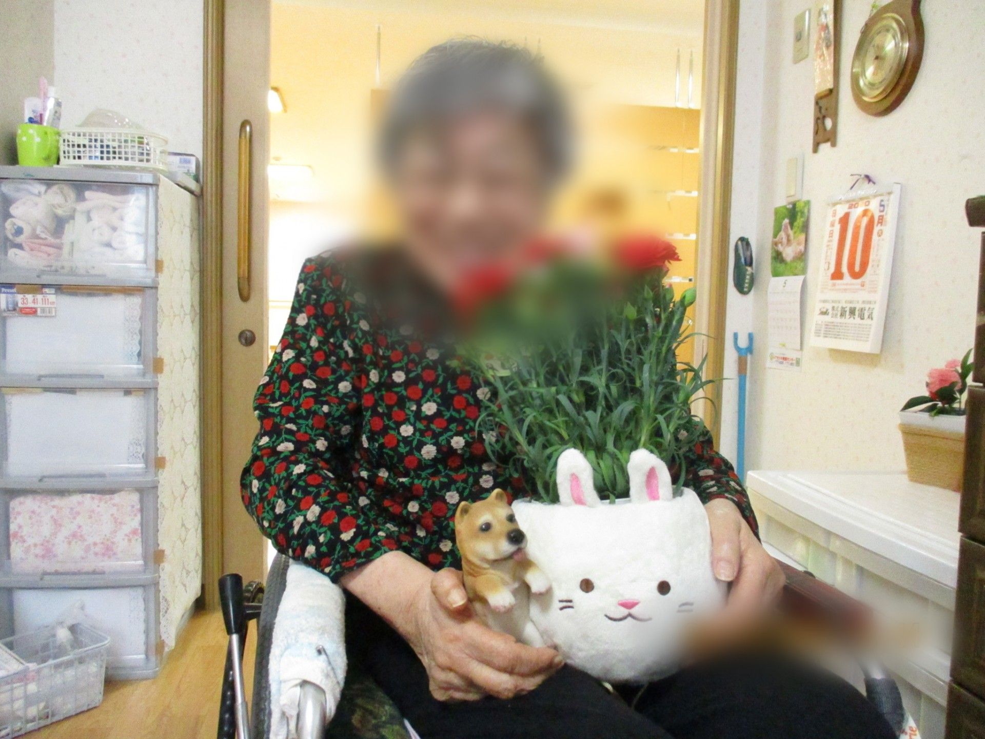 笑顔の女性と花の飾り