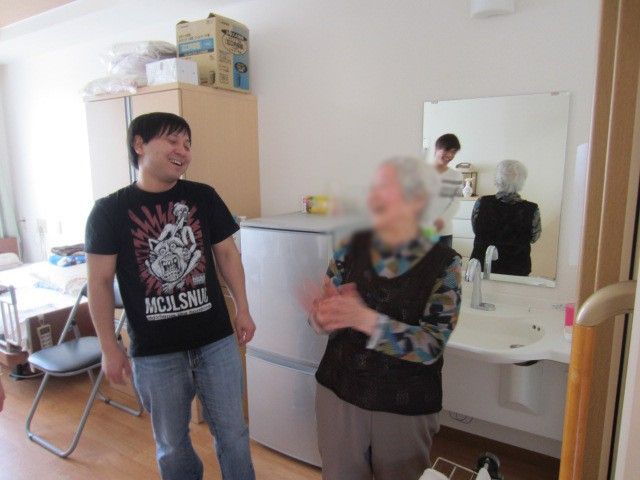 笑顔の交流が見られる部屋