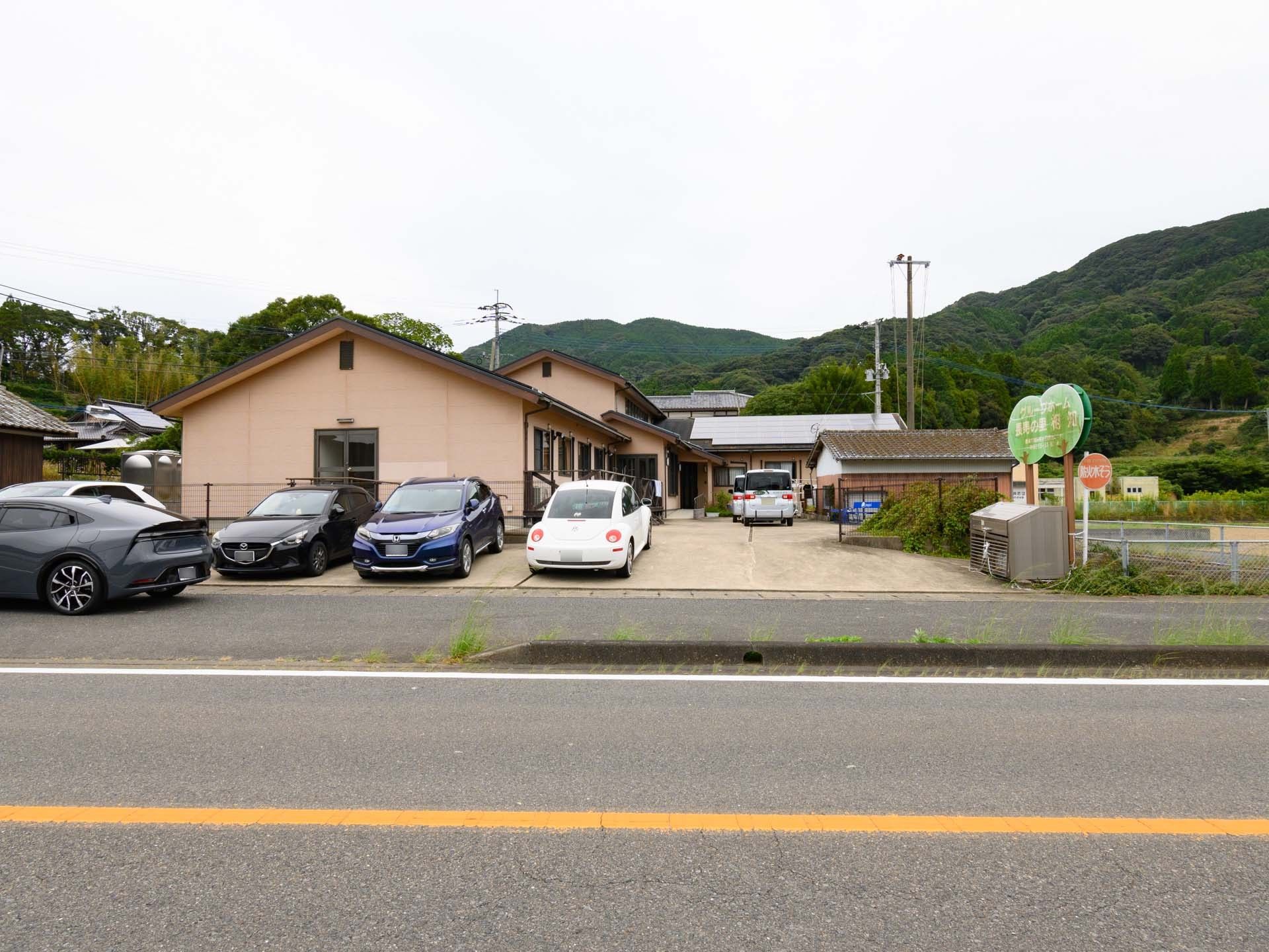 奥には山が見え自然豊かな環境
