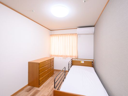 居室とタンスが完備されているので、収納に困らずお過ごしいただけます。