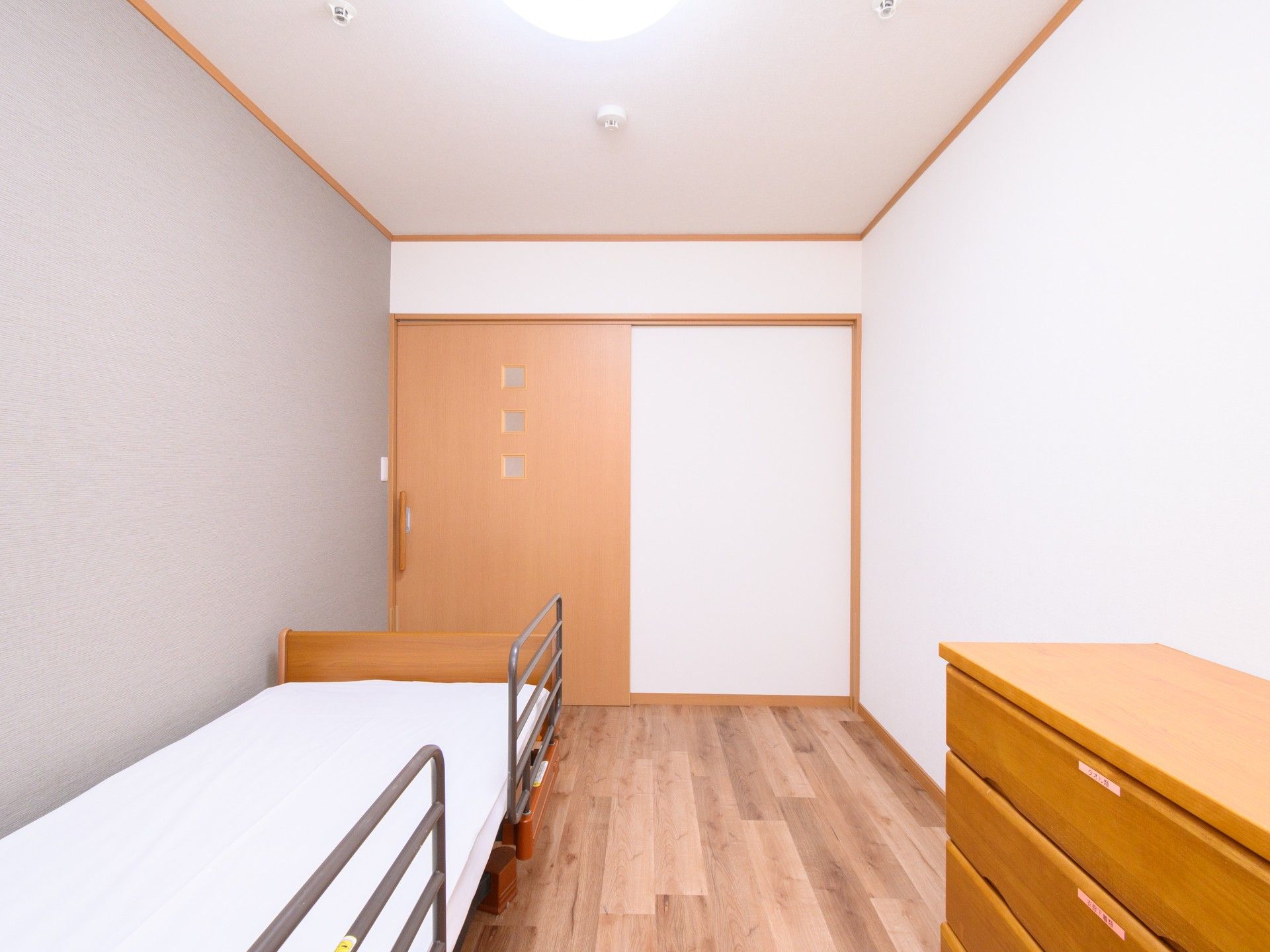 介護用ベッドと収納家具が置かれている個室