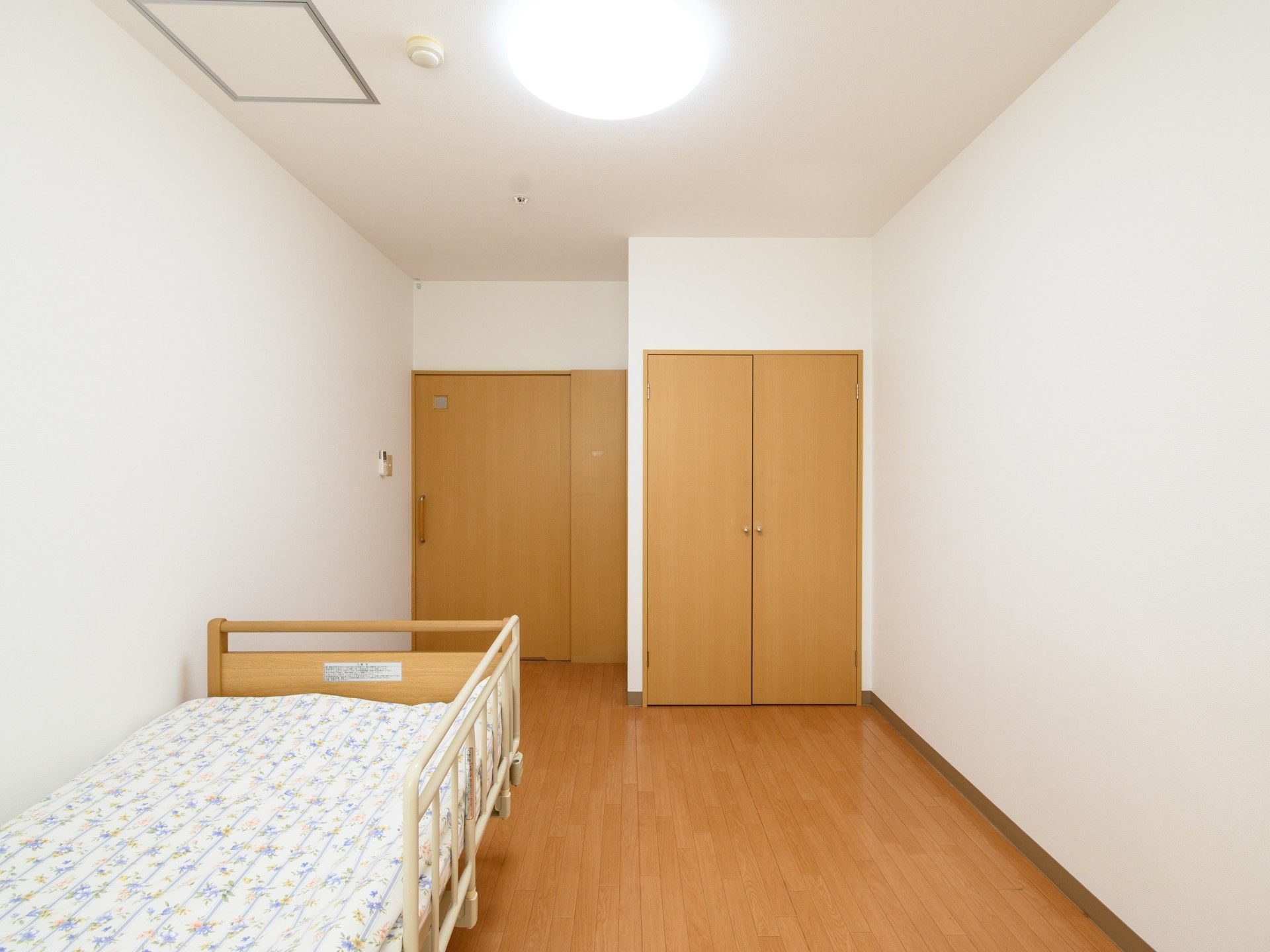 ベッドが設置された居室