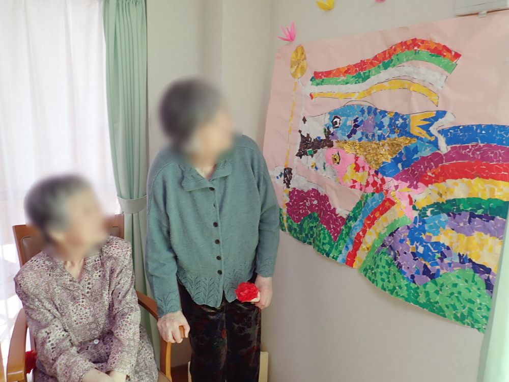 鮮やかな壁アートの多目的室