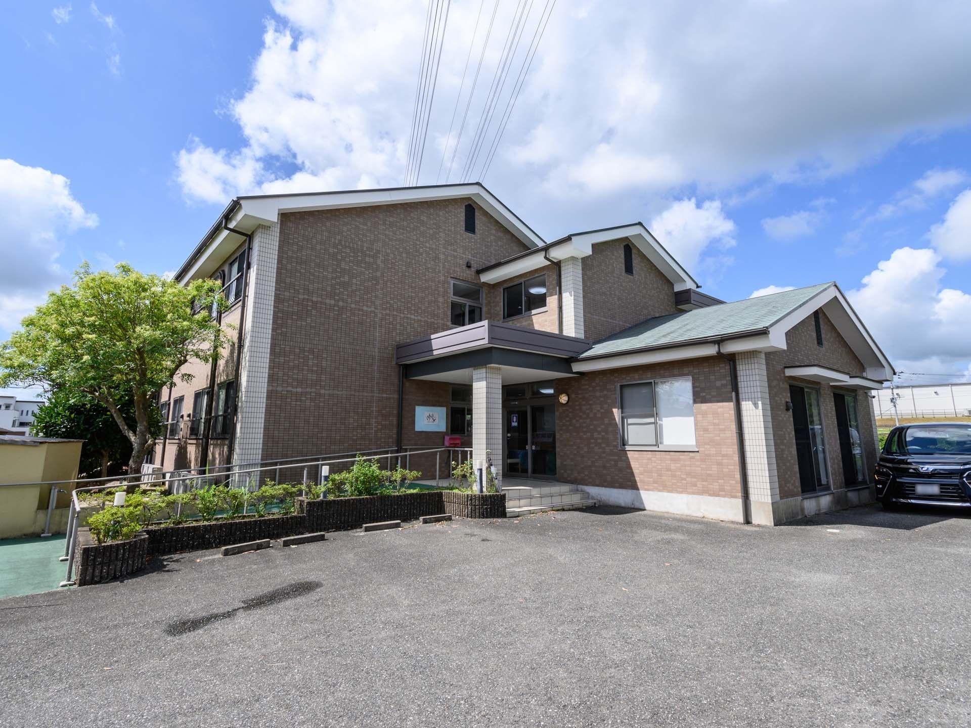 スロープが設置された2階建ての建物