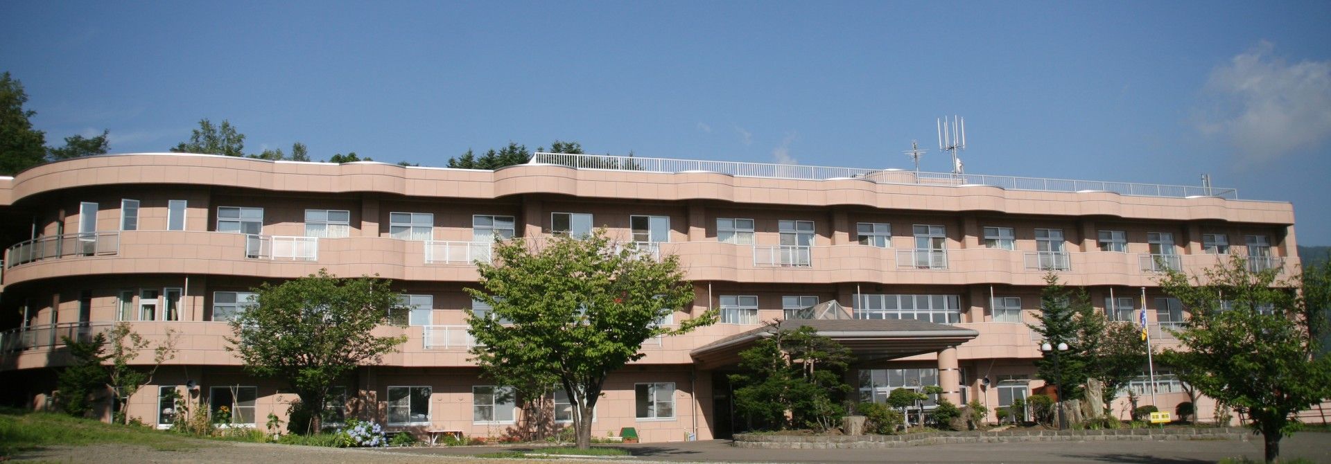 広々とした建物の外観