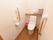 白を基調としたトイレの壁には手すりが備えつけられている。収納棚も用意されており、小物などが収納されている。