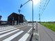 広々とした交差点の風景