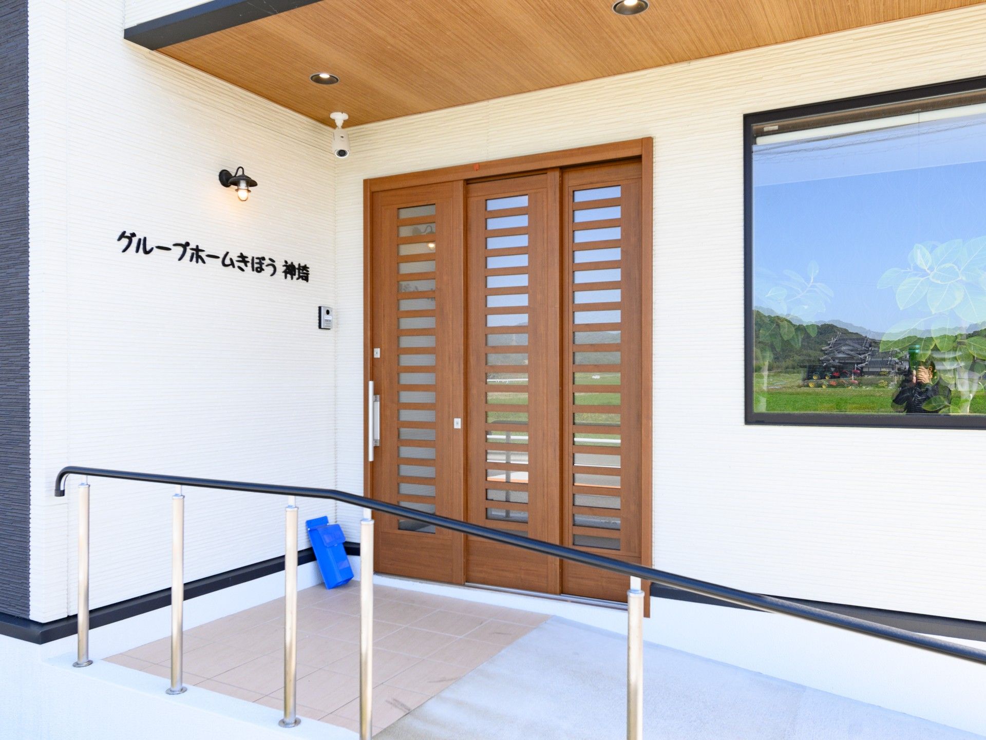 明るい入口の施設