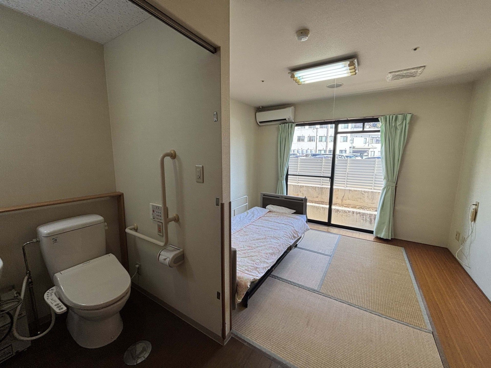和室の居室とトイレ