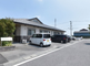 広々とした敷地の施設前
