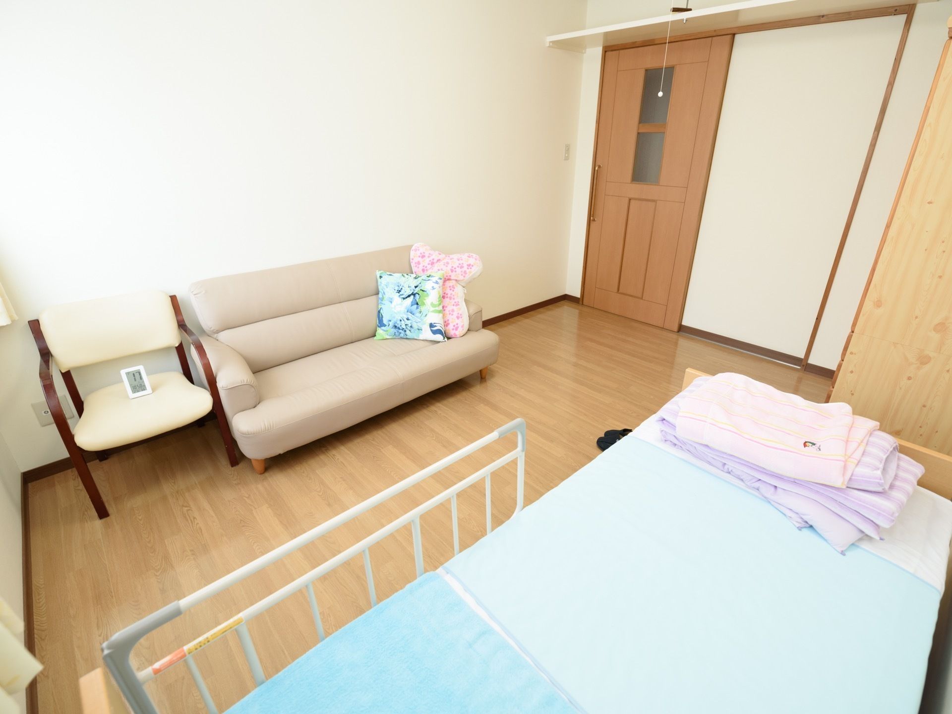 居室は日当たりが良く、白い壁紙や自然なフローリングの色味がより明るさを引き立てる。TVアンテナの差込口があり、居室内での視聴も可能である。