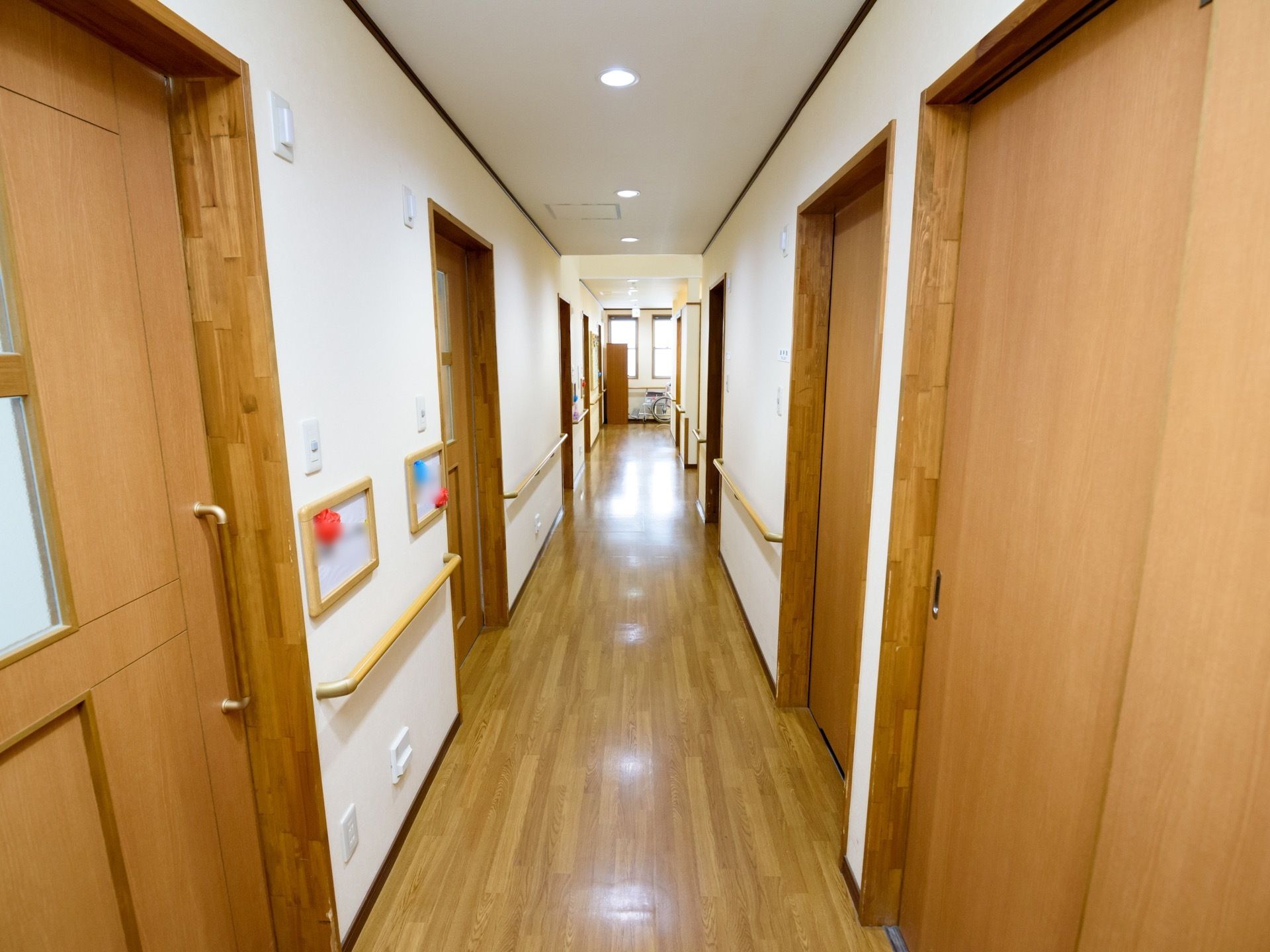 通路に沿って手すりが完備されているため通行しやすい。また足元灯も設置されており、夜間に歩行する際の手助けにもなる。